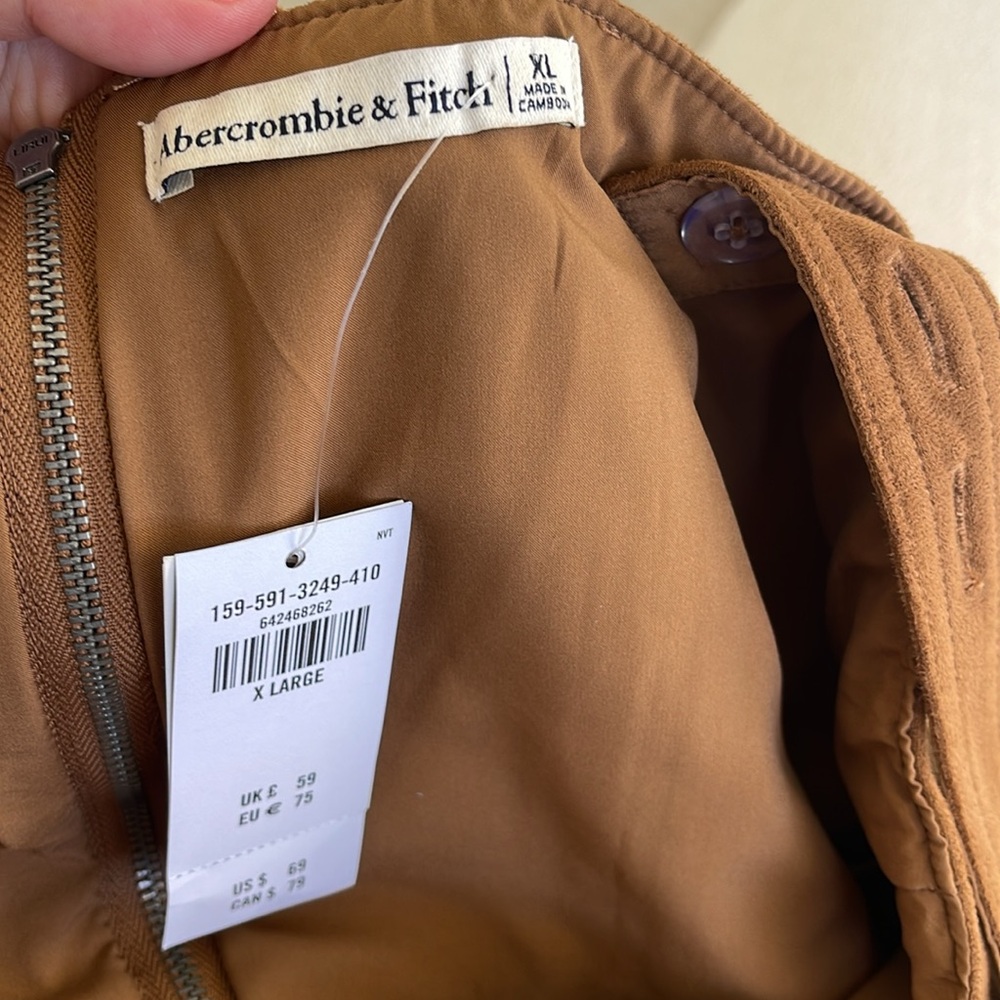 Abercrombie & Fitch - Picture 2 of 3